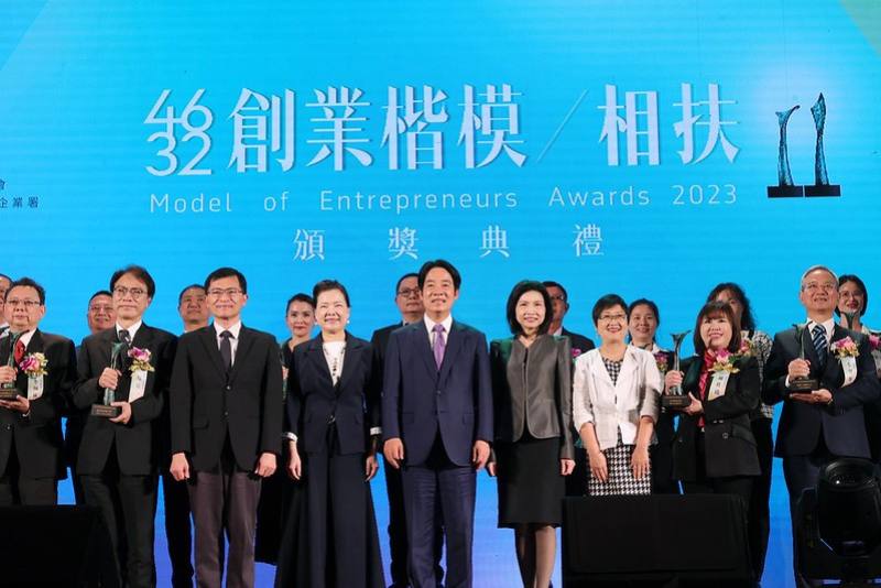 副總統和與會人員合影