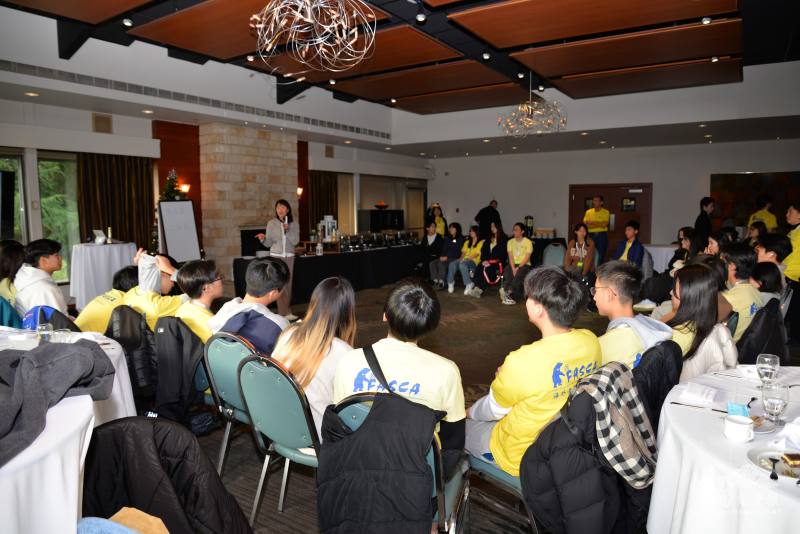 學員們聚精會神參與卡內基課程訓練