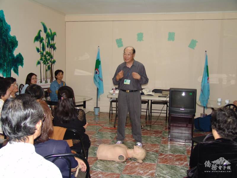 2005年3月，邱俊杰在哥斯大黎加國際義診的過程中，教學並示範心肺復甦術