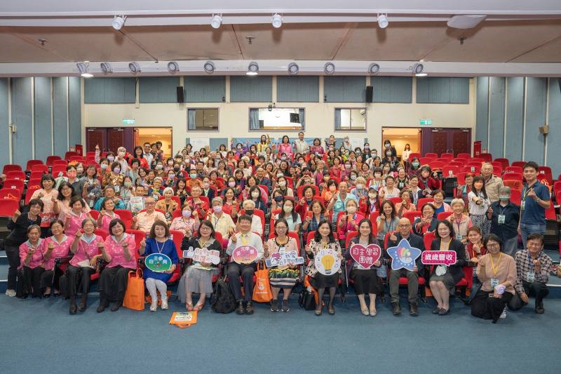 教育部終身教育司司長與計畫主持人林麗惠教授、學者代表楊國德教授以及帶領人代表郭素珍帶領人共同參與開幕式典禮