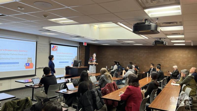 陳錦玲與Renison University College師生互動