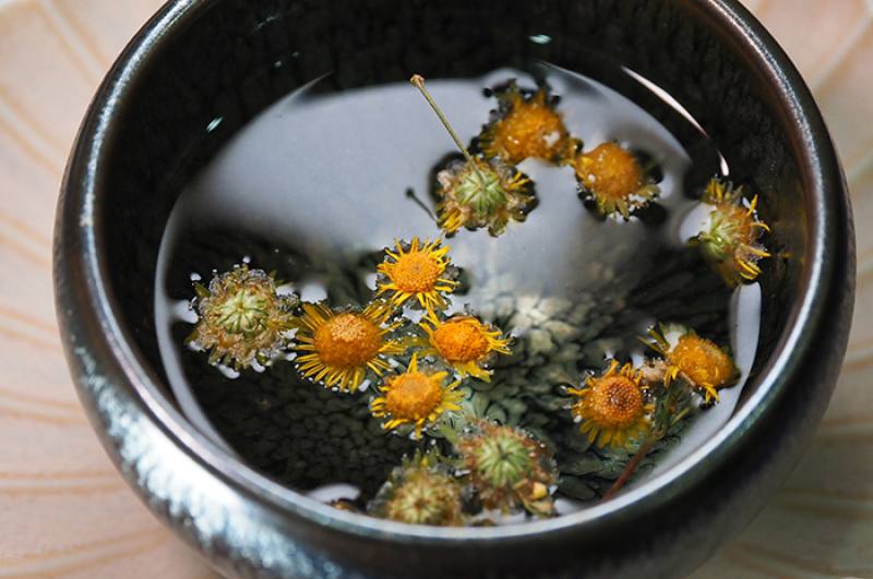阿里山油菊作成菊花茶，多了一股清香，口感甘甜。