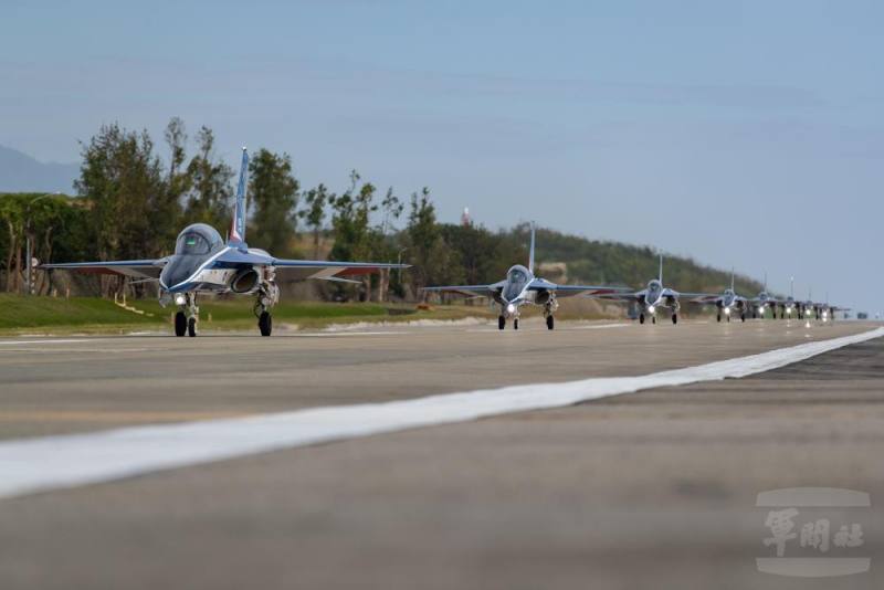 勇鷹高教機編隊滑行。