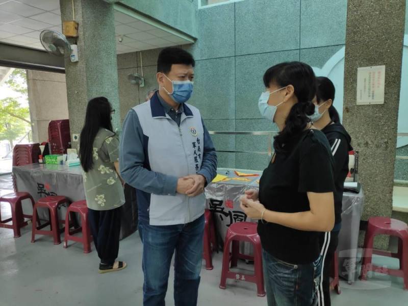 臺南市軍人服務站站長劉可雲今日代表軍友社黃理事長及簡秘書長前往殯儀館弔唁關懷。（臺南市軍人服務站提供）