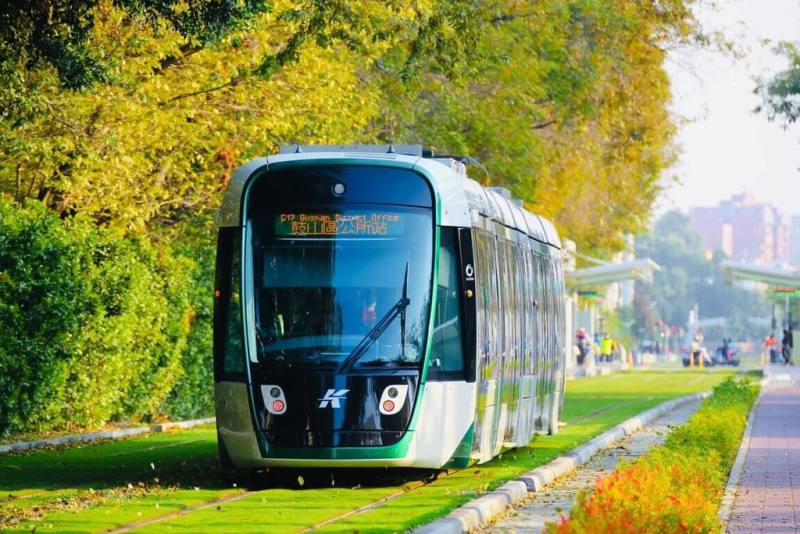 高雄環狀輕軌串連不少景點，高雄捷運公司及市府捷運局舉辦攝影比賽，12月1日起收件，廣邀攝影愛好者共同記錄輕軌之美。（高雄捷運公司提供）