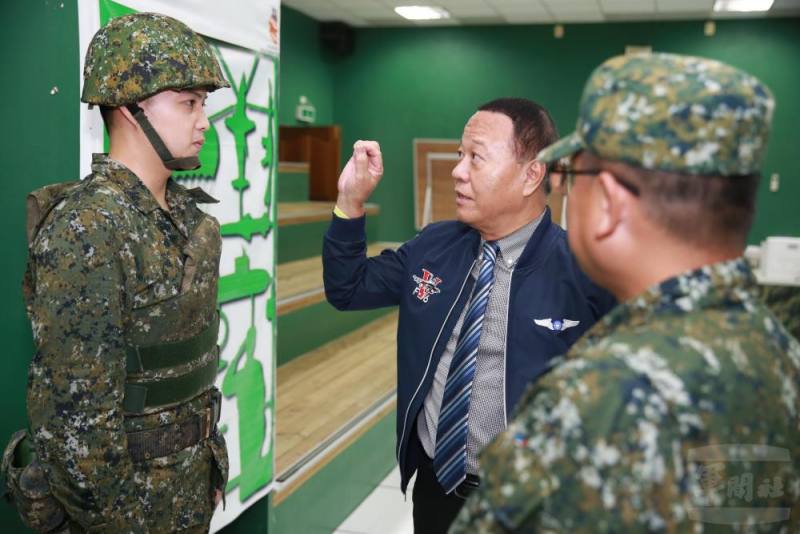柏副部長親切與軍事訓練役男互動。
