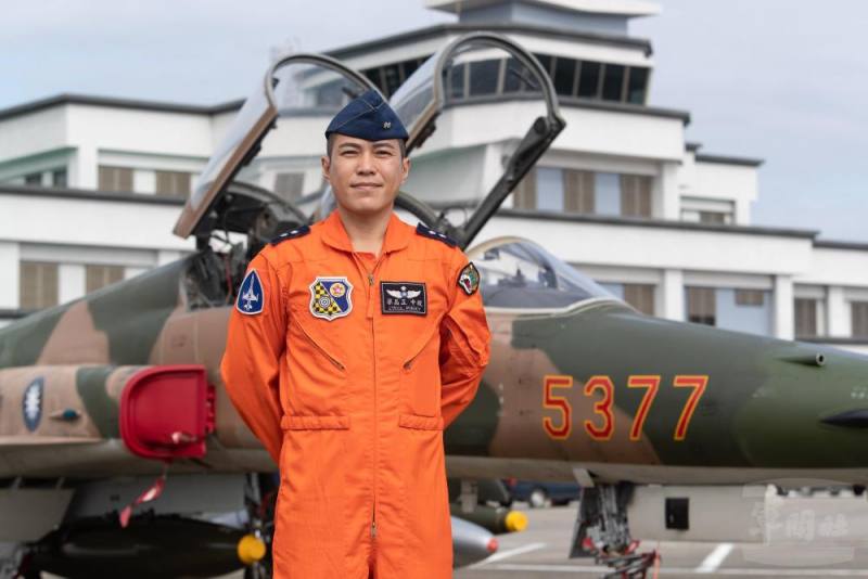 空軍第七聯隊梁中校感謝F-5型戰機對國家安全的貢獻。