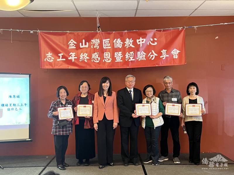 朱永昌和莊雅淑向所有志工頒發感謝狀