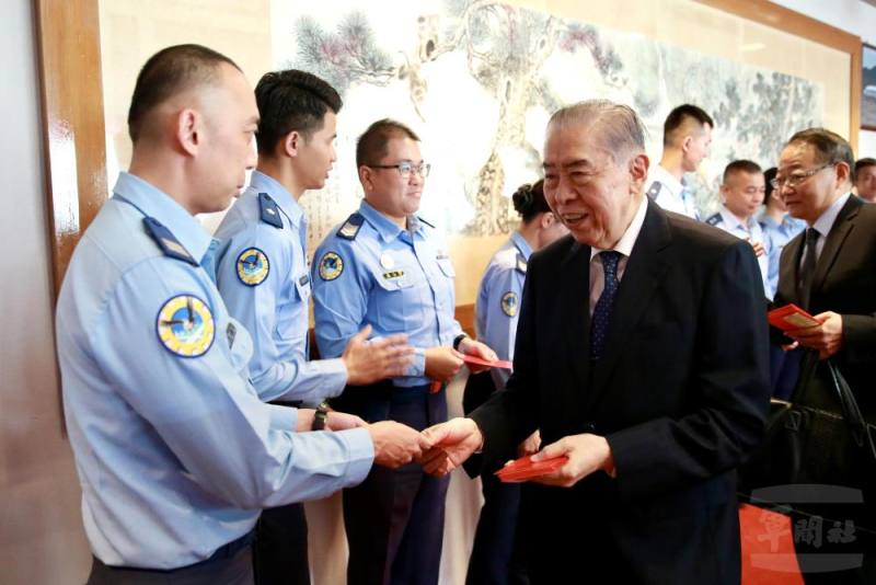 李理事長30日慰問空軍專機隊。（軍聞社記者李忠軒攝）