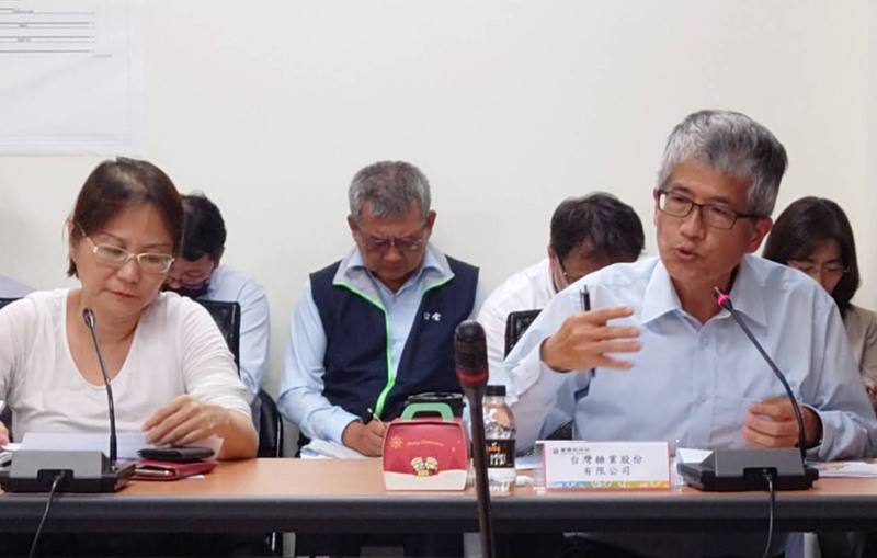 立法院經濟委員會28日赴嘉義縣考察馬稠後產業園區，台糖總經理陳立人（前右）表示，行政院規劃半導體材料供應鏈聚落用地，看中台糖在馬稠後後期產業園區內所擁有的45公頃土地，這區塊目前還未標租出去。