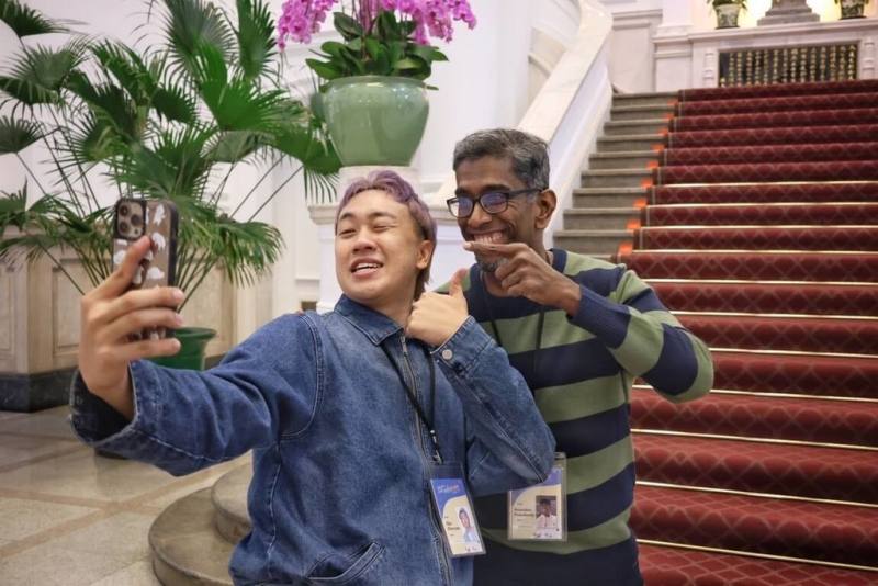 「來去總統府住一晚」活動11月29日迎來定居台灣10年的馬來西亞籍YouTuber西西歪Chin Chianyao（前）入住，他也邀請同為馬來西亞籍的皇室御廚傳人艾南（Anand Pusudoray）（後）一同參加。（文化總會提供）