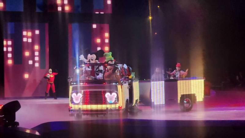 今年是迪士尼100週年，《冰上迪士尼－奇幻百年 精彩永恆》30日首場在台北小巨蛋登場，帶領大小朋友一同體驗迪士尼大型冰上嘉年華精彩絕倫的視聽饗宴！(江昭倫 攝)