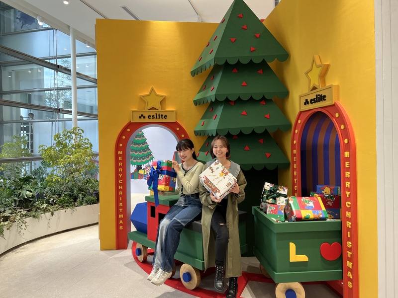 位於台中市七期的「誠品生活480」全店共8樓層，12月1日起開放民眾體驗5樓到地下1樓，為迎接耶誕節到來，1樓白色空間還特別打造3米高耶誕書。