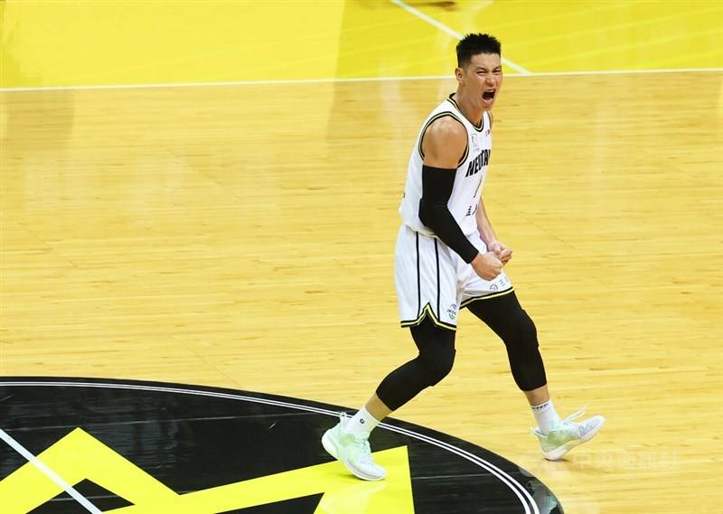New Taipei Kings point guard Jeremy Lin celebrates after making a shot during Wednesday's game with the Meralco Bolts at the Xinzhuang Gymnasium. CNA photo Nov. 29, 2023