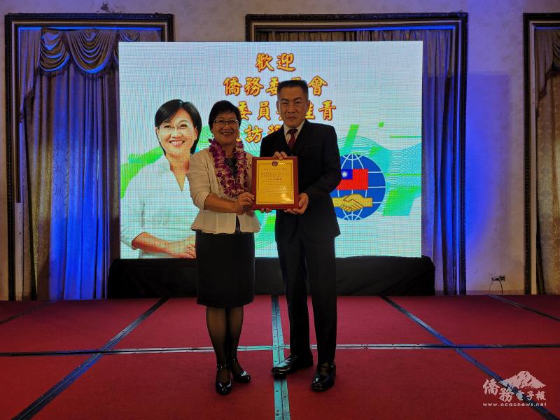 徐佳青（左）頒贈金質獎牌予臺菲教育基金會董事長蘇國芳（右）