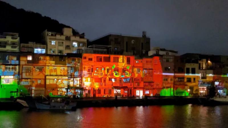 「2023基隆光影節」1日晚間在正濱漁港色彩屋熱鬧登場，現場呈現180秒精彩光雕秀，以「愛戀基隆–夢幻漫旅」為主題，由可愛妖怪角色帶領民眾暢遊基隆嶼、和平島、七堵舊車站等景點。（基隆市政府提供）