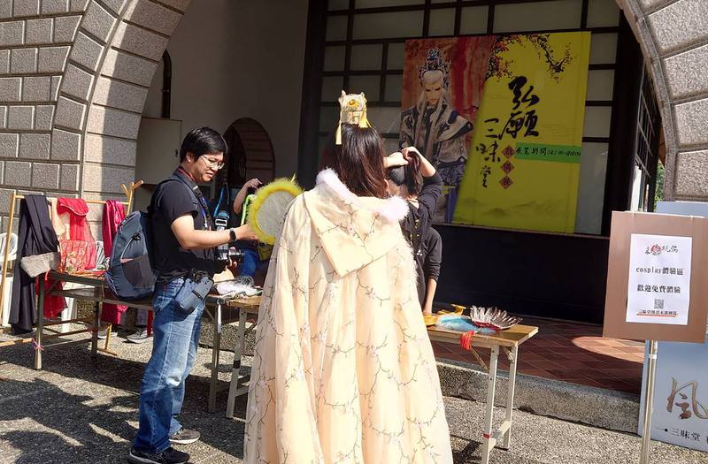 「來嘉玩偶」創藝布袋戲嘉年華1日起在嘉義縣表演藝術中心熱鬧開跑，現場設有免費Cosplay體驗區，民眾可以體驗穿戴大型布袋戲服。