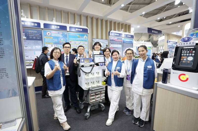 為及時挽救更多人的生命，花蓮慈濟醫院癌症醫學中心、急診部與急診護理團隊經過一年時間討論與設計，成功研發急救智慧醫療車「智能九號生命之鏈–整合ACLS指引與智慧藥櫃之急救資訊管控系統」，榮獲2023國家新創獎「臨床新創獎」肯定。（花蓮慈濟醫院提供）