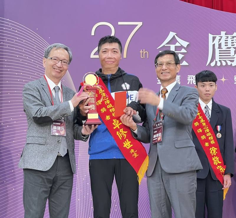 對全身燒燙傷達60%的卓修世（左2）來說，「學會和自身狀況共處」是他28年來與關節變形等後遺症拚搏的過程，他的堅韌為台灣拿下亞洲踢拳道錦標賽銅牌，2日獲頒金鷹獎，接受衛福部長薛瑞元（左）、行政院政務委員林萬億（前右）等人表揚。