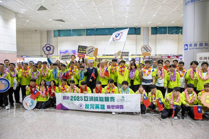 2023亞洲技能競賽日前順利落幕，台灣代表團2日搭機光榮抵台，在桃園國際機場開心合影留念。