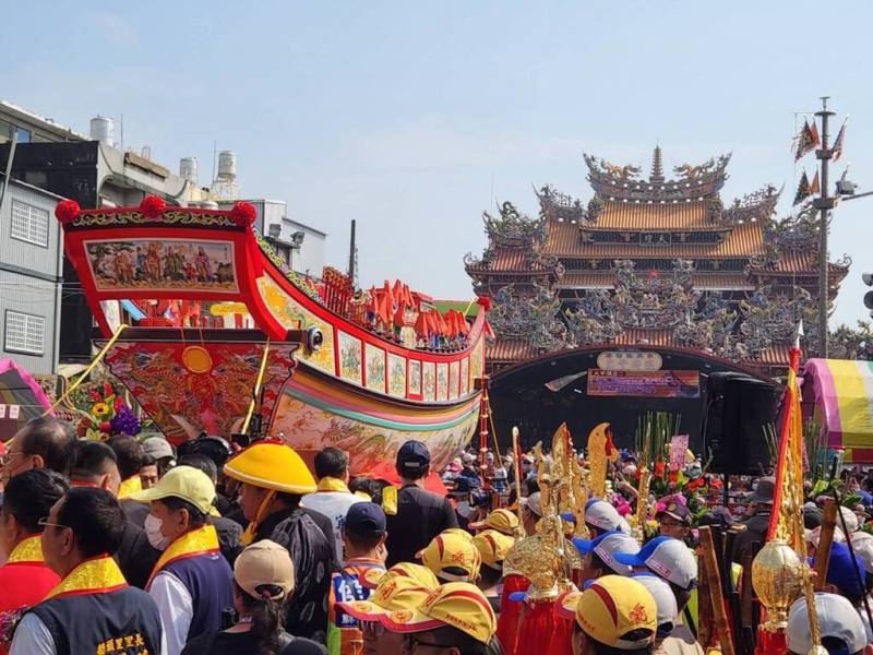 台中大甲鎮瀾宮民國113年底將舉辦甲辰年重修慶成祈安七朝清醮大典，由屏東縣東港東隆宮王船組承造王船，3日在東隆宮廟埕為王船開光點睛，現場湧入大批人潮。（屏東縣政府提供）