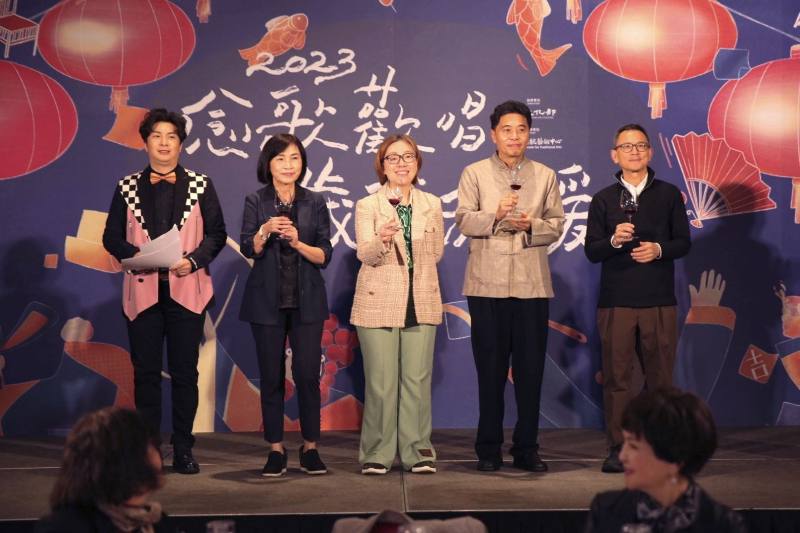 文化部政務次長王時思（中）、國立傳統藝術中心主任陳悅宜（左2）、副主任鄒求強（右2）等向資深藝人們舉杯致意。
