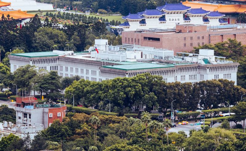 圖為外交部大樓空拍（圖取自維基百科，作者：Jirka Matousek，CC BY 2.0)