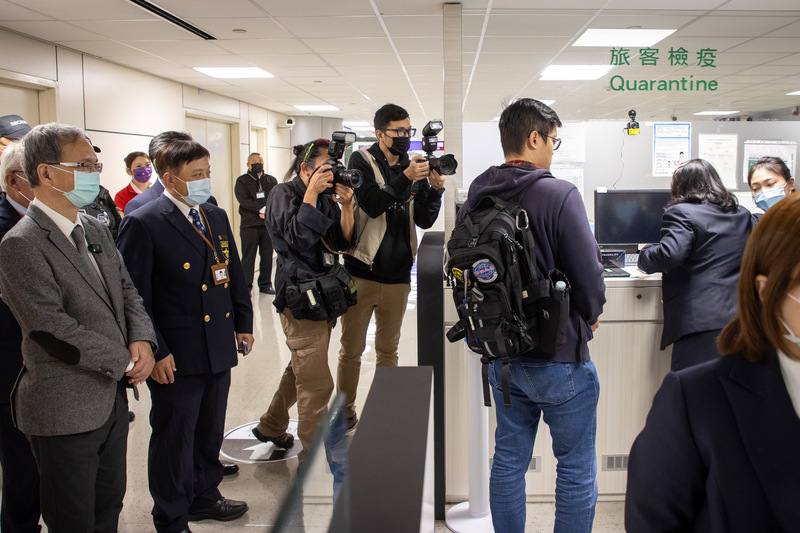 疾管署為加強監測中國呼吸道疾病疫情，在4處國際機場鼓勵有類流感症狀中港澳入境旅客採檢。衛福部長薛瑞元（左）2日到桃園機場視察實施狀況。