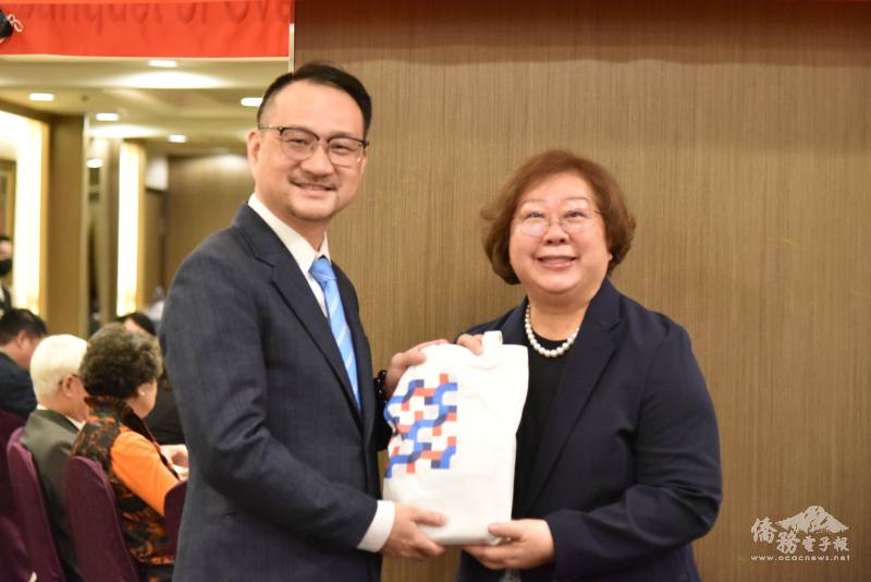 阮昭雄(左)與致詞代表休士頓臺灣人傳統基金會前理事宋明麗(右)