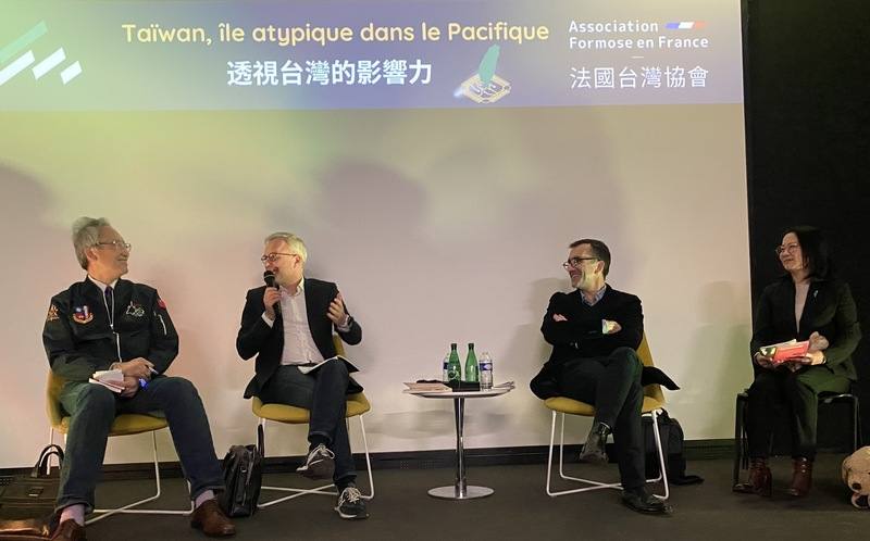 法國台灣協會會長薛雅俶（右1）2日舉辦「透視台灣的影響力」講座，邀請駐法代表吳志中（左1）、國民議會前議長戴扈傑（左2）及解放報記者沃勒函（右2）探討台灣在世界的角色與蔡英文總統8年的執政。