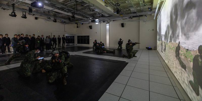 總統視導重大災情情境教室、戰術戰傷情境教室及載具救護訓練教室，聽取各項模擬訓練系統功能介紹，並觀看現場演練