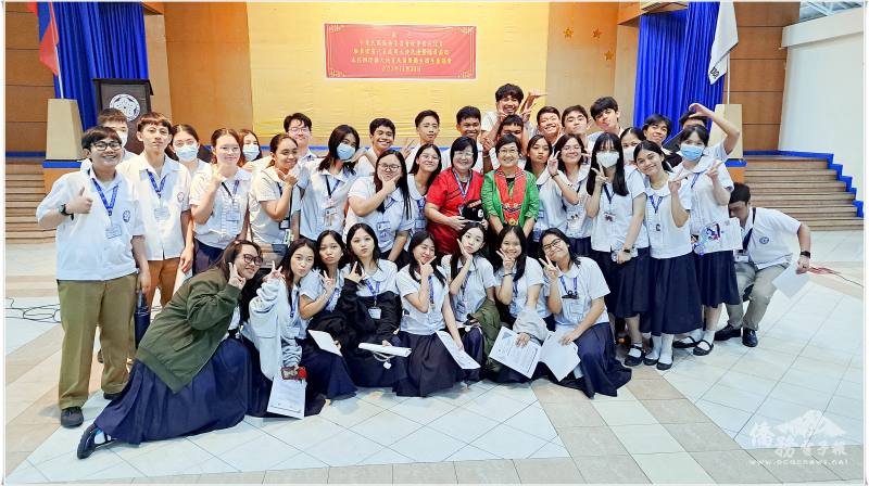 青春洋溢的納卯中華中學同學們與徐佳青合影