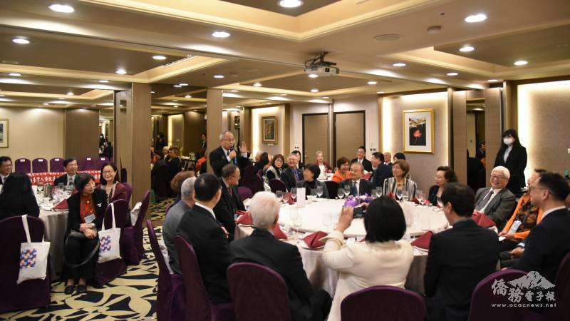 大洛杉磯臺灣會館執行長林榮松(站立者)分享會館經營現況