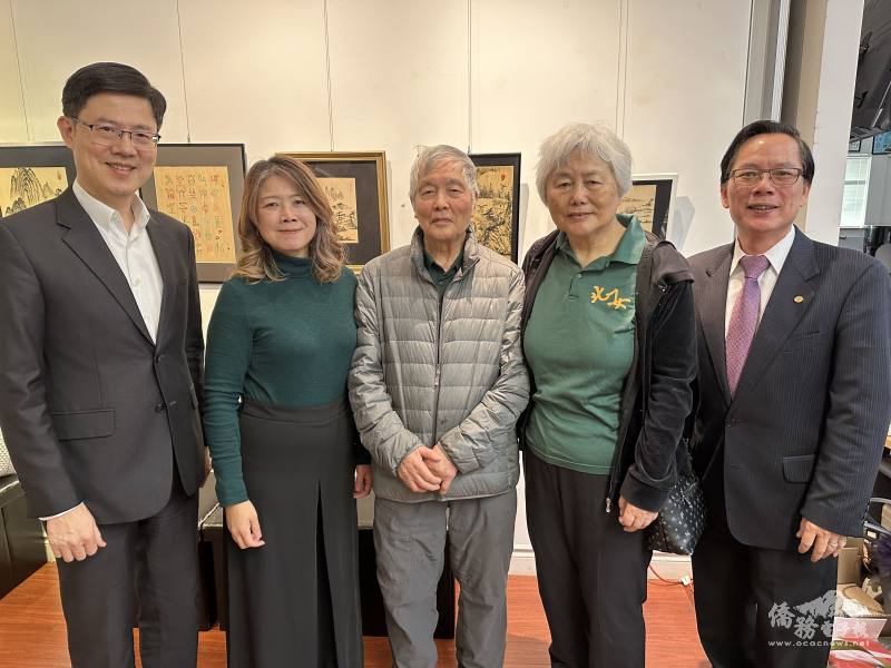 組長邱建義、秘書黃慶育、會長歐文端與指導參展的校友金康麗(右2)與夫婿何汝楫(中)於活動時合影