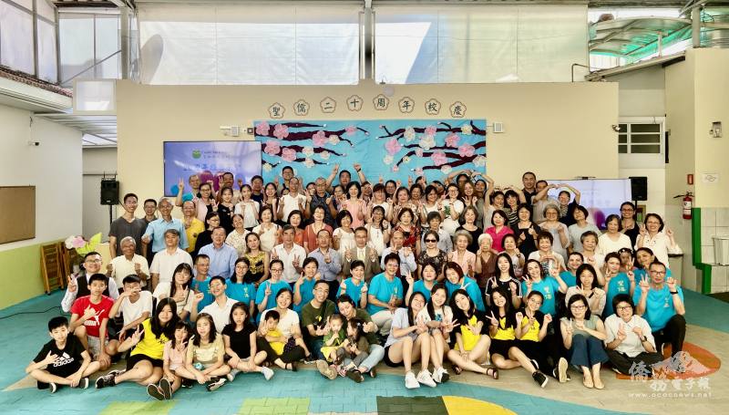 貴賓們和出席學生家長合影