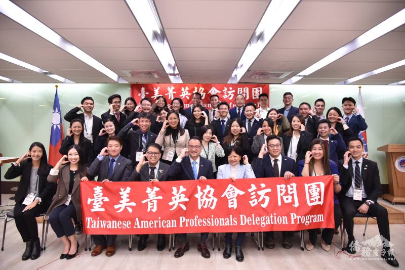僑委會副委員長阮昭雄（前排中）與臺美菁英協會回國訪問團