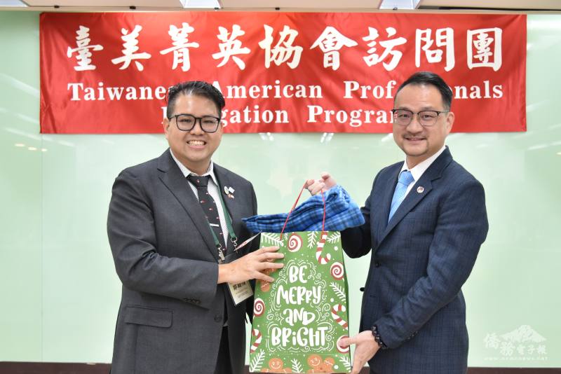 阮昭雄(右)與臺美菁英協會回國訪問團團長鄒昶偉(左)