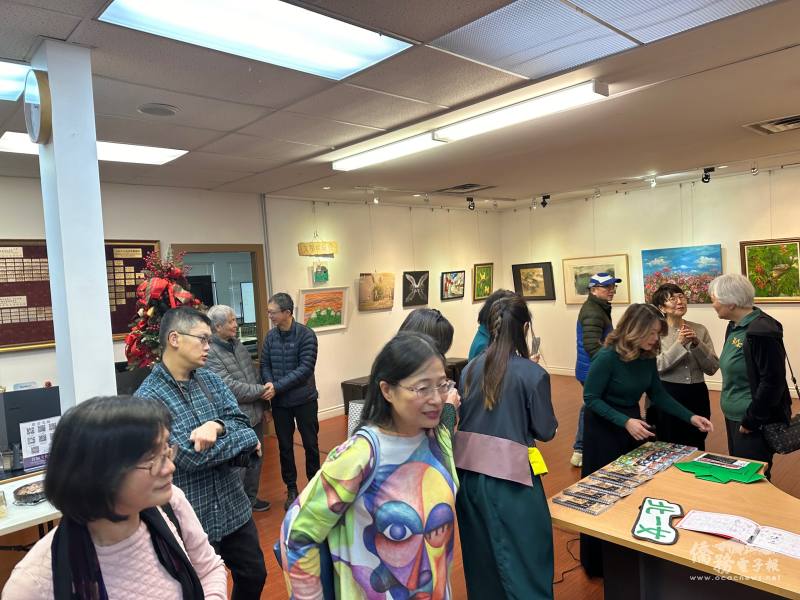 「綠意盎然藝文雙年展」吸引許多僑胞前來欣賞書畫作品