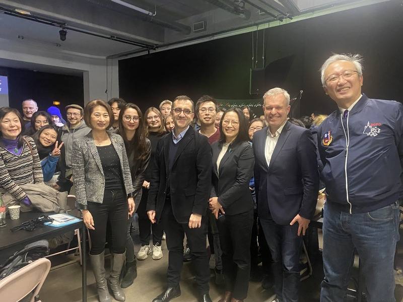 法國台灣協會2日舉辦「透視台灣的影響力」講座，邀請法國政要、記者和駐法代表吳志中開講，現場近百人參與，提問和氣氛相當熱絡