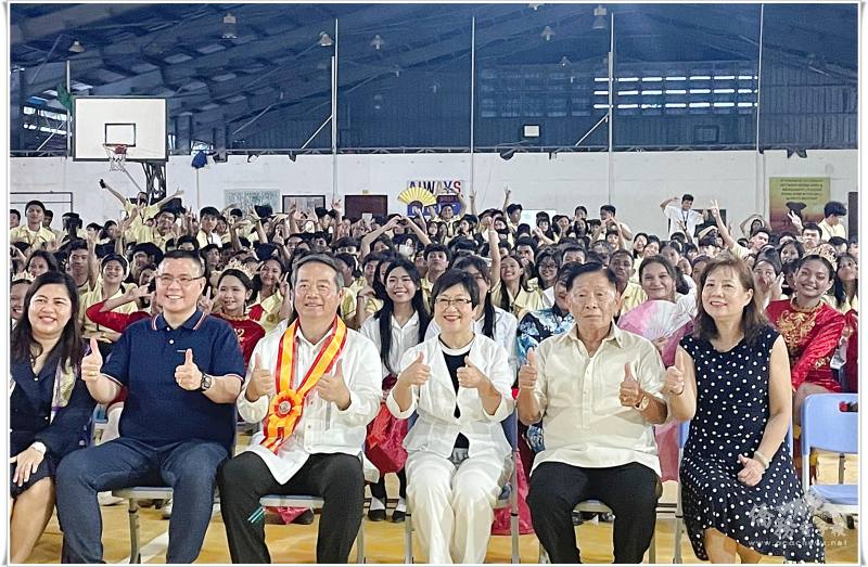 宿霧聖嬰學校同學們擠滿現場展現熱情