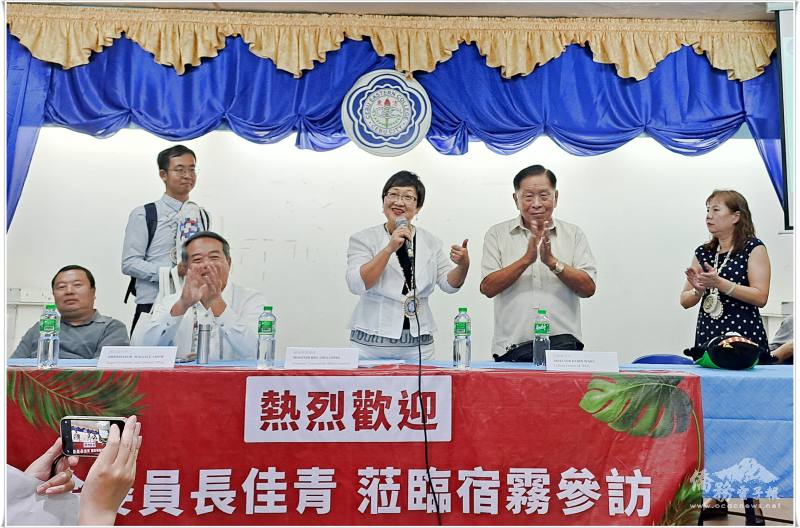 徐佳青在宿霧東方學院就「3+4產攜專班」及「四年制企業學士班」向同學們說明特色