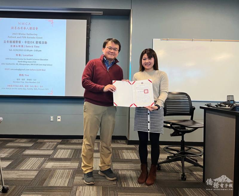 橙僑中心主任蕭蓓如(右)代表僑委會委員長徐佳青，致贈賀狀給新任會長蕭宇佑