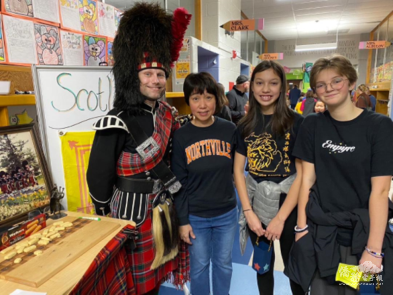 舞獅隊隊員林子凡、Northville高中的中文老師鄭淑儀到蘇格蘭文化的攤位交流（林曉君提供）