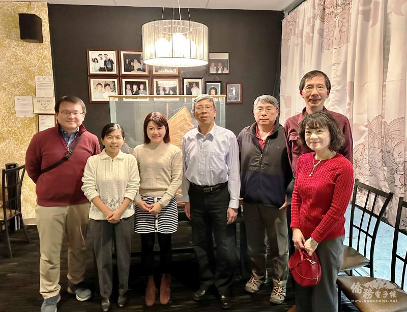 蕭蓓如(後排左三)與新墨西哥大學臺裔教授相見歡。後排右一為僑務顧問沈玉林、左一為本年新任會長蕭宇佑