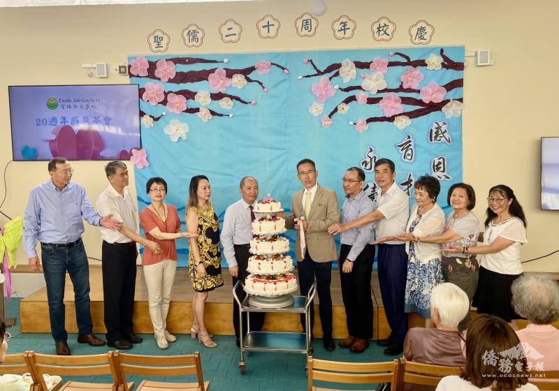 貴賓們一起合切20週年慶三層大蛋糕