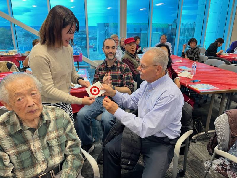 蕭蓓如(二排左)致贈禮物卡給抽到驚喜摸彩的來賓