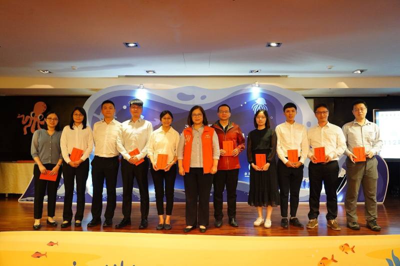 管主委與績優人員合影