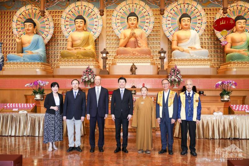 滿可法師引導吳正偉等人參觀大雄寶殿