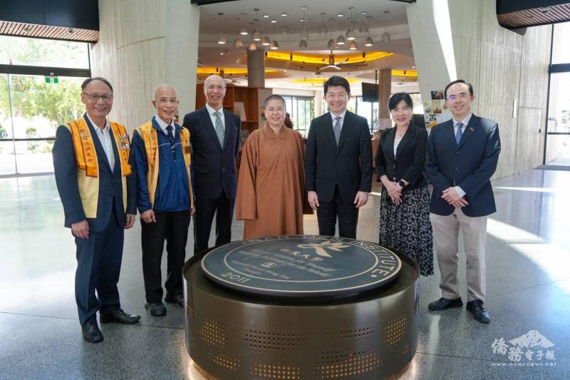 澳洲星雲教育基金會執行長覺舫法師(中)介紹南天大學科系與建築特色