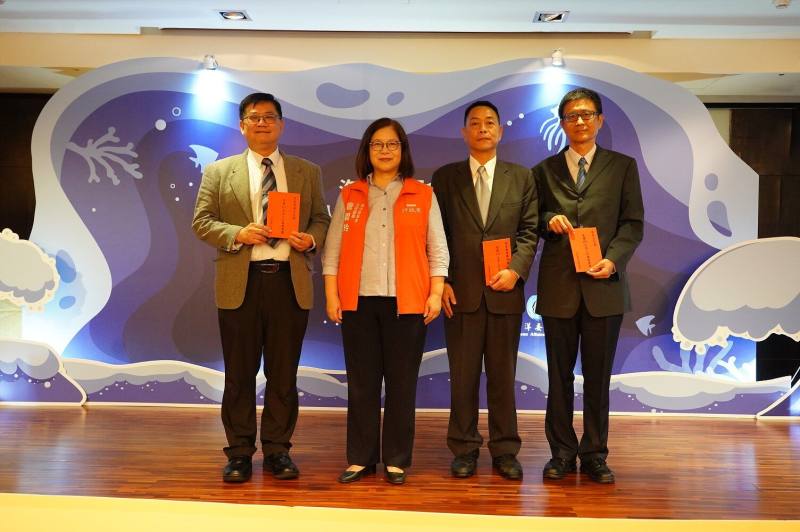 管主委與績優團體代表合影